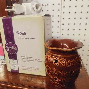 NIB Scentsy Roma Plug-In Warmer "Retired"